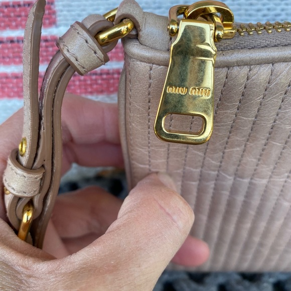 NEW MIU MIU CLUTCH WRISTLET WITH AUTHENTICITY CARD VITELLO SHINE CIPRIA PRADA - Picture 7 of 13